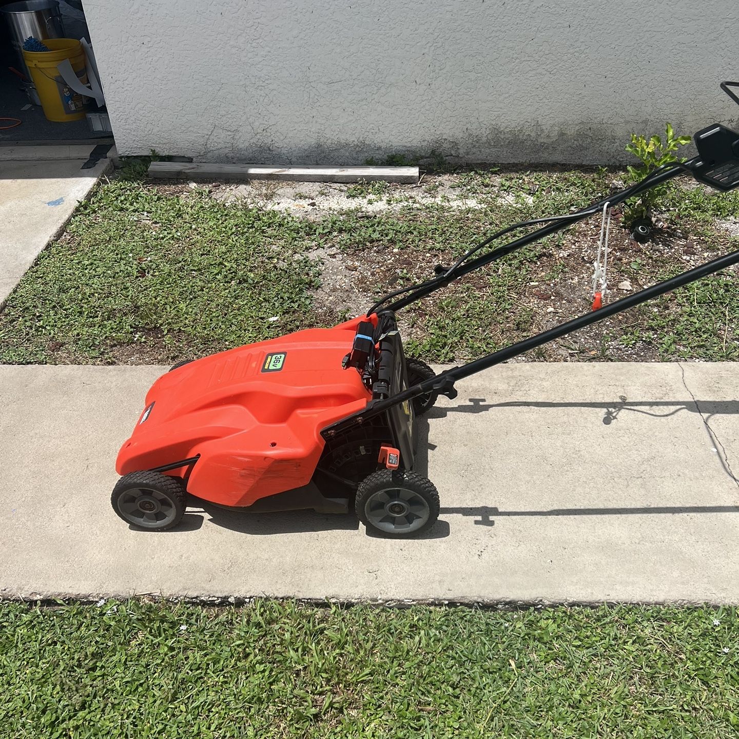 Black & Decker battery operated lawn mower 36 volt for Sale in Gibsonton,  FL - OfferUp