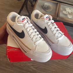 Woman’s Size 7.5 Nike