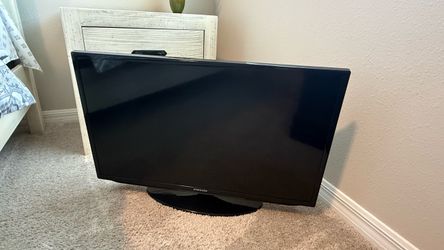32” Samsung Flat Screen TV with Stand Model UN32EH5300F