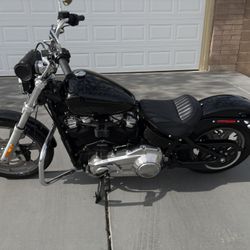 LIKE NEW 2022 Harley Davidson Softail Standard (FXST)