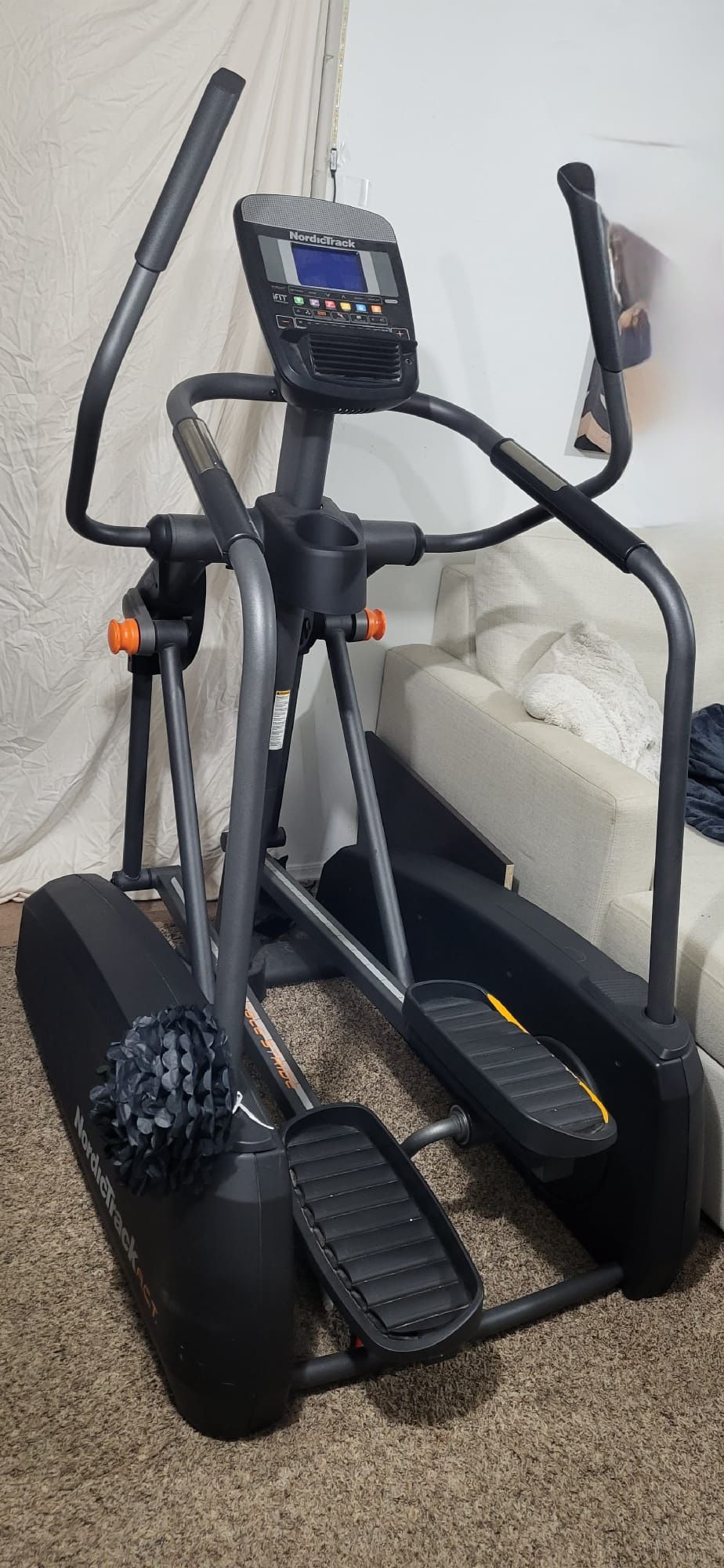 Elliptical training machine