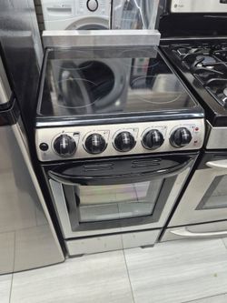 Summit Electric stove 20 inches like new glasstop