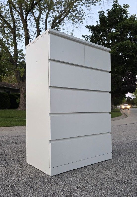 Beautiful White Glossy Dresser Chest – Like New!