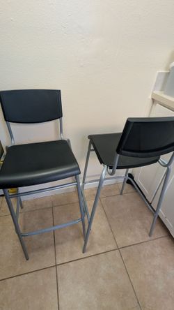 2 bar stools