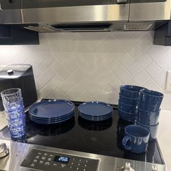 20 Piece Dinnerware Set.