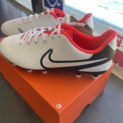 Nike JR Legend 10 Club Soccer Cleats Size 5 Men/ Jr Or Size 6.5 Women/girls
