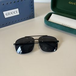 Gucci's new sunglasses 🕶️
Same style for men and women