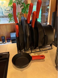 Cuisinel Cast Iron 17-Piece Cookware Set 8"+10" Skillets 5-Qt 15" Organizer Rack Silicone Handle