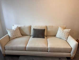 MOVING OUT SALE – Like-New Furniture Pieces | Excellent Condition, Great Prices!