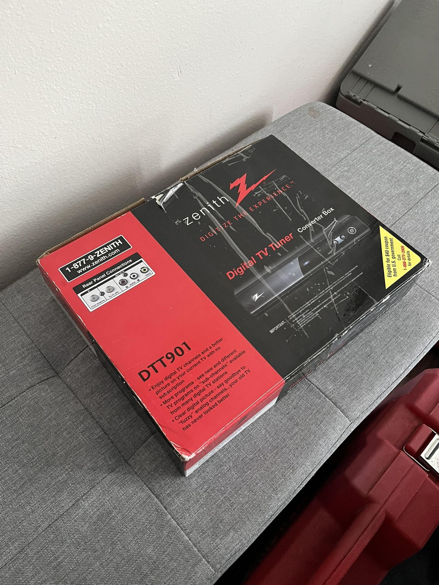 Zenith DTT901 Digital TV Tuner Converter Box with Analog Pass-Through