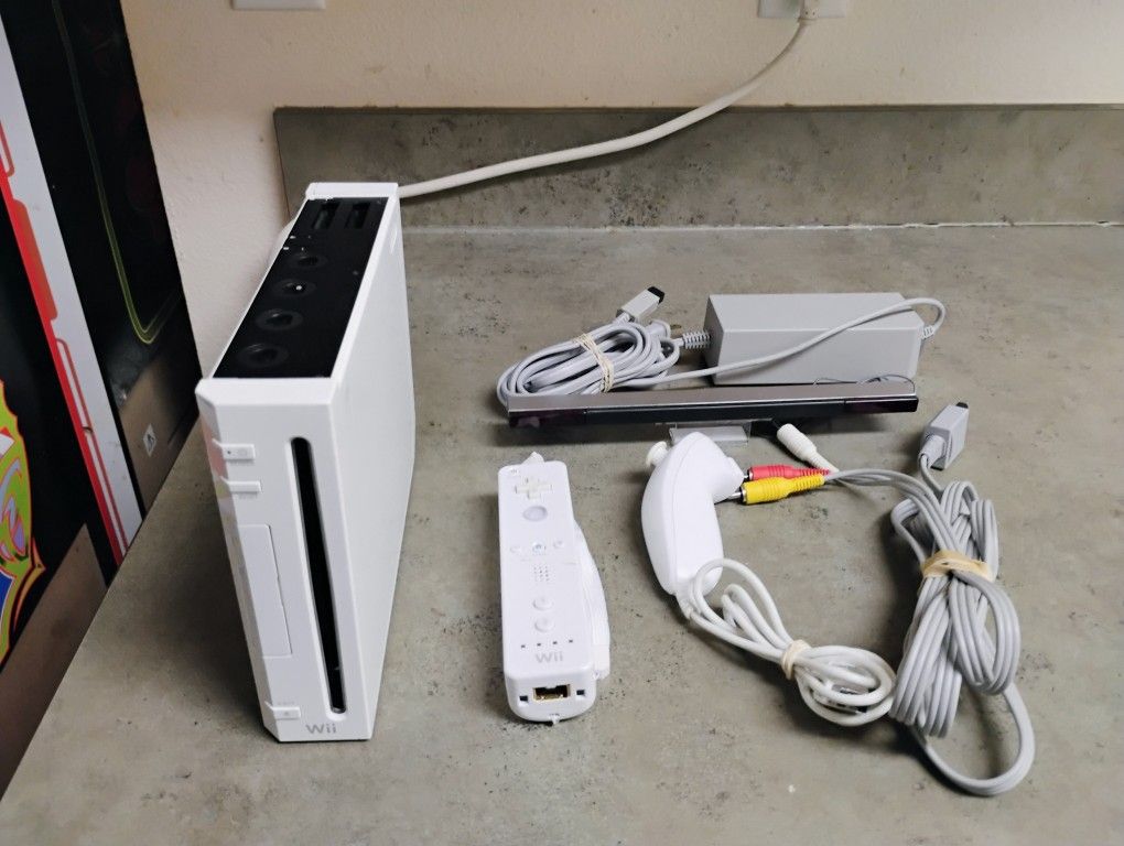 Nintendo Wii Console, Includes: Controller, Nunchuck, Cables, Tested, Working.