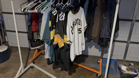 Z Clothing Rack Excellent Shape ! ! 