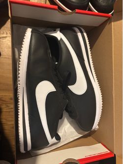 Nike courtez  size 10