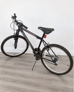 Black RoadMaster Granite Peak 18 Speed Bike