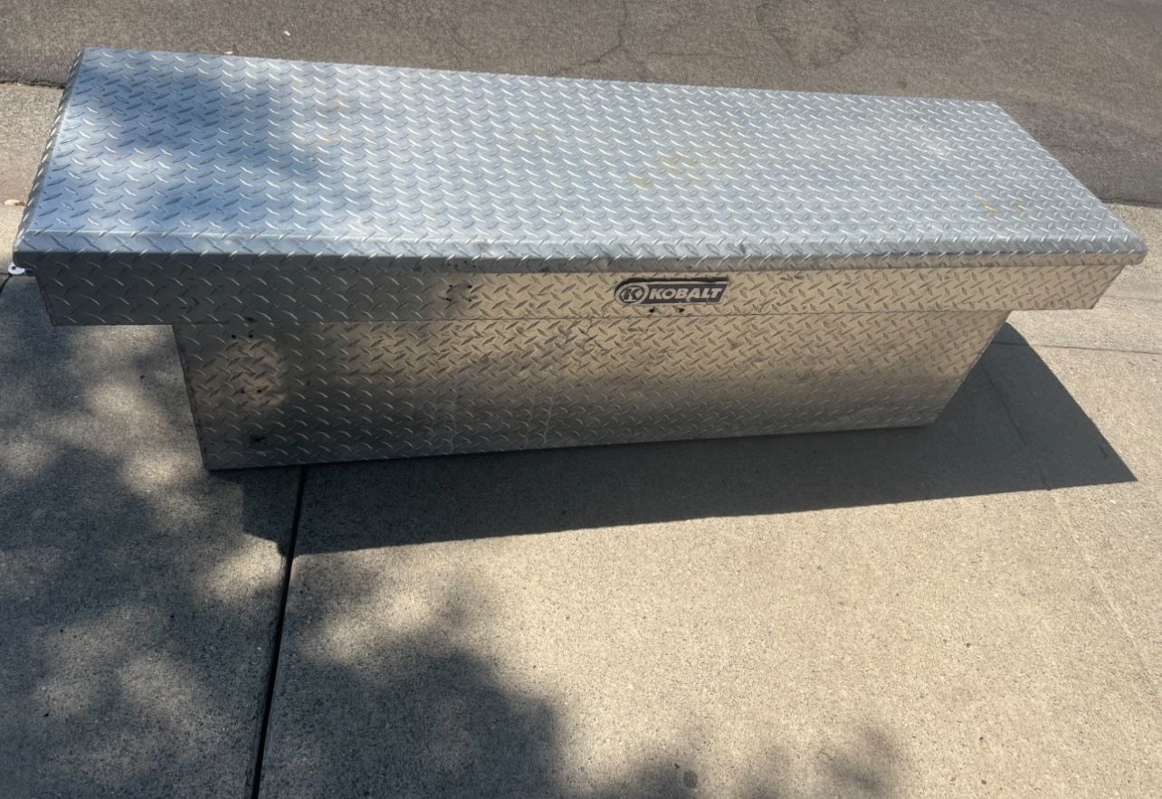 Kobalt Full Size Truck Toolbox has shocks & keys