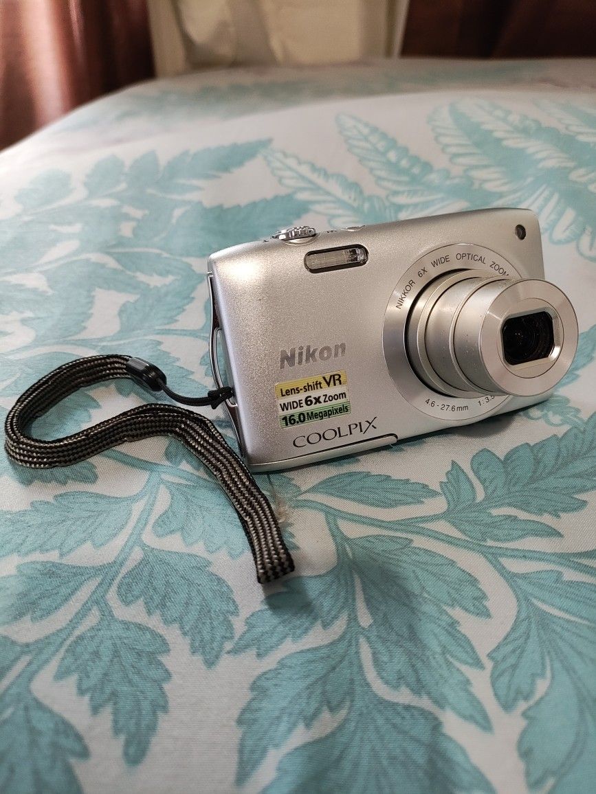 Nikon CooLPIX S3300 Digital Camera 📸.