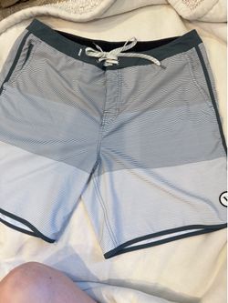 Vuori size 34 New Cruise shorts