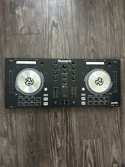 Numark Mixtrack 3 DJ Controller