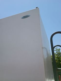 Refrigerator used but works good needs cleaning 40$