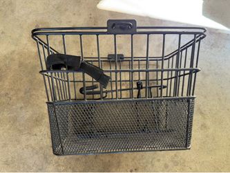 Detachable front bike basket