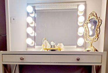 FREE DELIVERY!!! $150 LED LIGHTED MIRROR *****HOLLYWOOD STYLE FOR YOUR VANITY DESK
