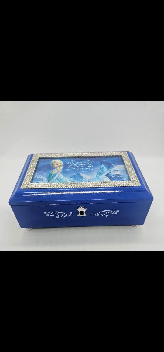 Disney's Bradford Exchange 2014 Frozen jewelry box music princess personalized
Good Pre-owned condition, no key, music plays fine
The box was perso