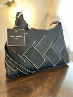 Modern Black Women’s Purse/ Cartera Negra Moderna.