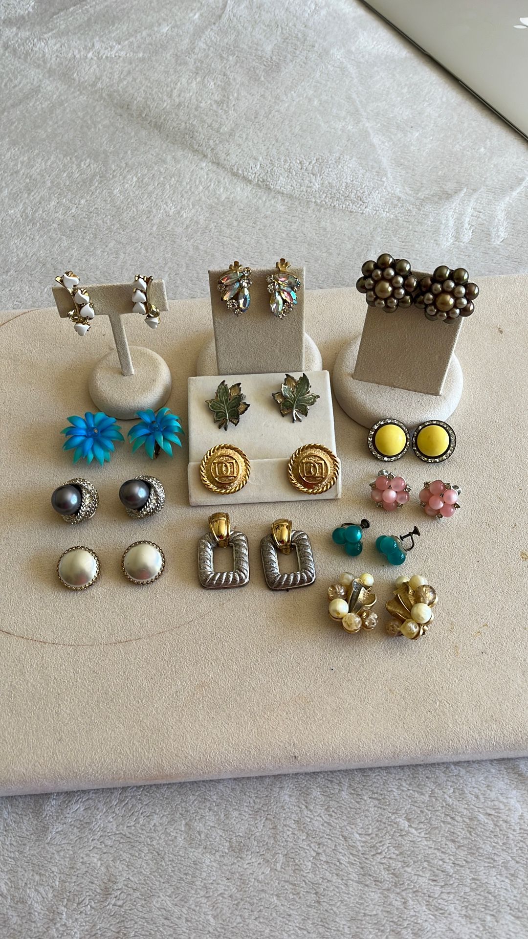 Lots Of Vintage Earrings With Different Colors