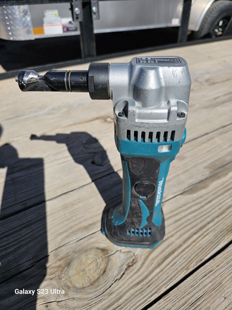Makita Nibbler