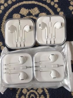 HEAD PHONES WITH CIRCLE PLUG