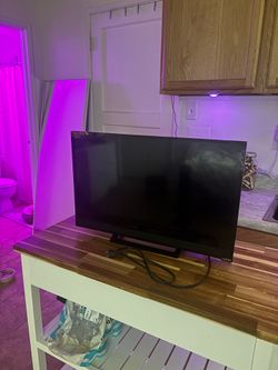 VIZIO 28” Smart TV