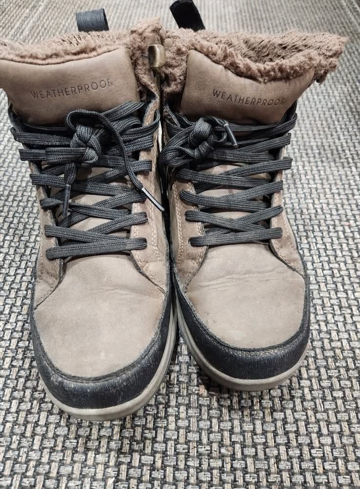 **pending**Free Size 8 Mens Boots