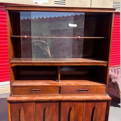 Garrison Vintage Mid-Century Modern Hutch/China Cabinet
