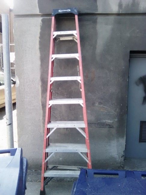 8' Werner Fiberglass/Aluminum Ladder 