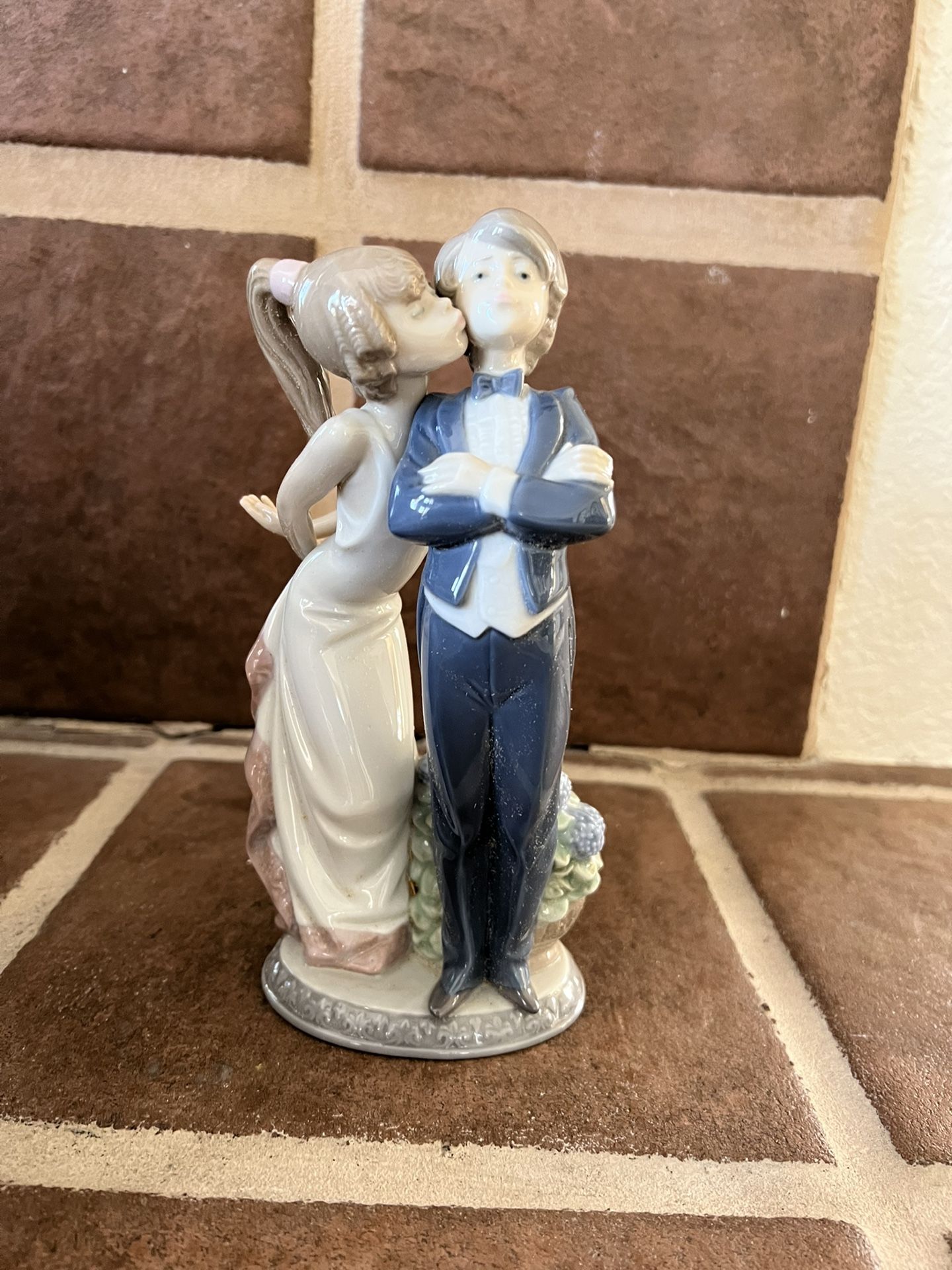 Lladro Figurine “Let’s Make Up”