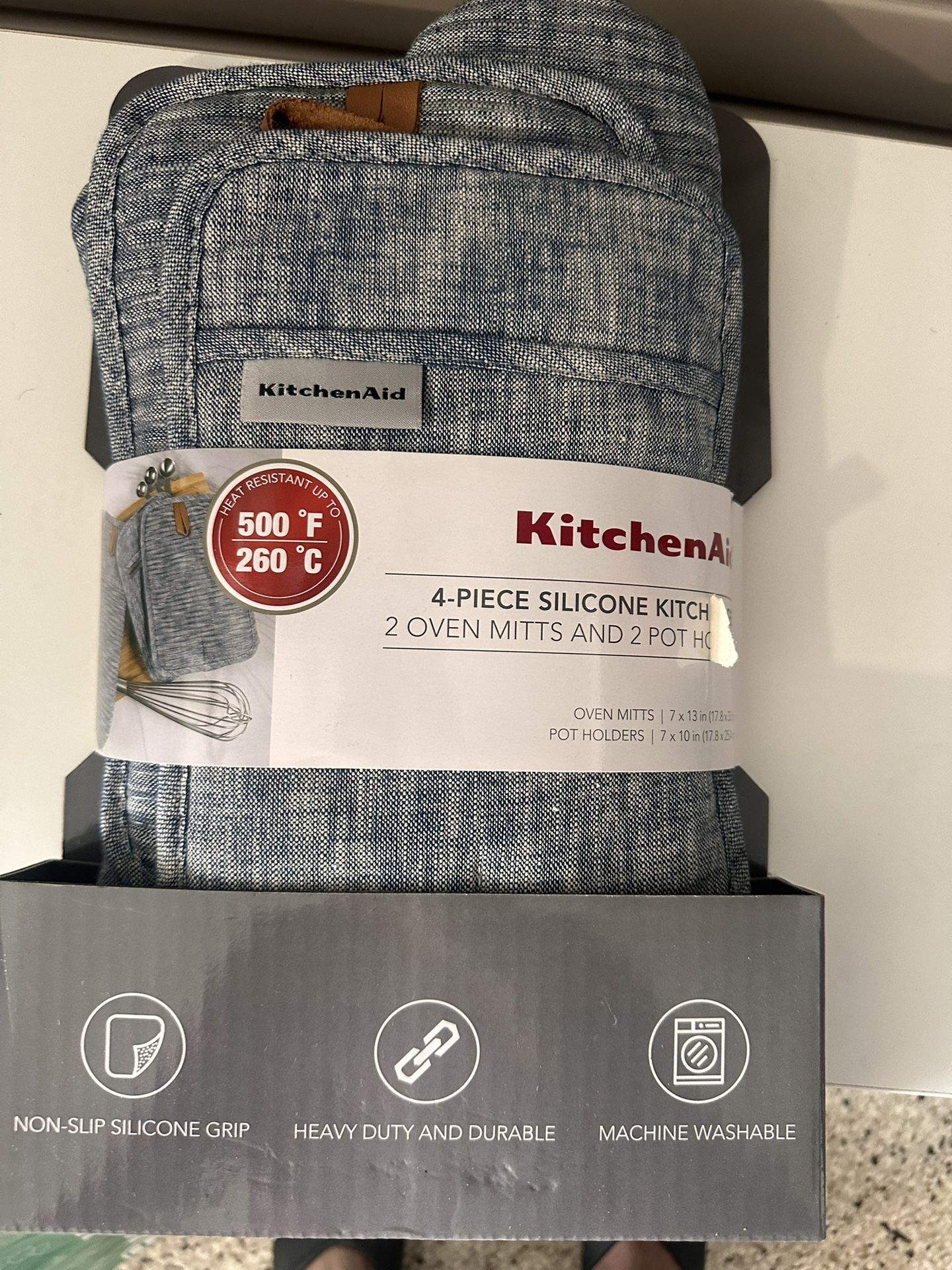 New Kitchenaid Pot Holder & Oven Mitts