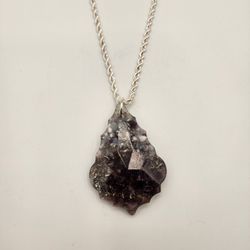 LeafRadiance Orgonite Pendant – Amethyst and White Jade Energy Protection Necklace


Weighs  2. 1 oz

Height 3 in.

Width 2 in.

Thick .3  in.

4 MM c