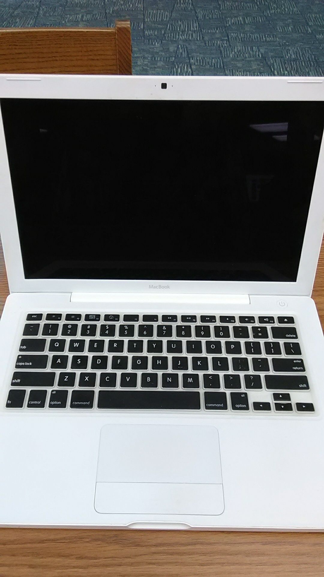 White 2007 MacBook with no issues works as new condition No charger