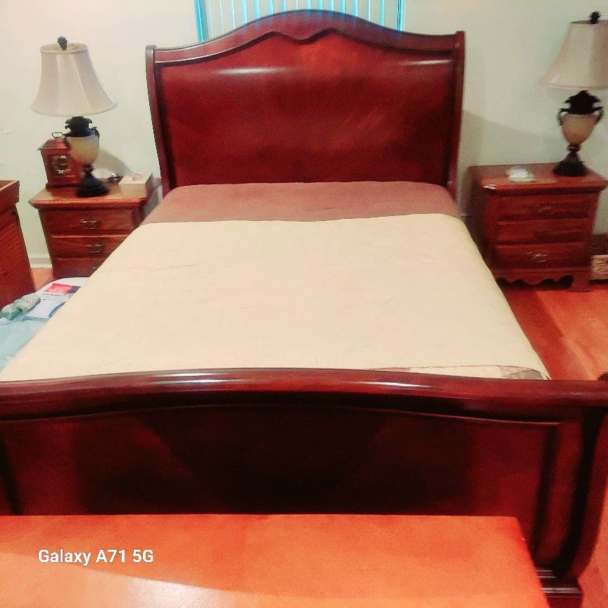 Wood Queen Bedroom Set (5 Pcs.)