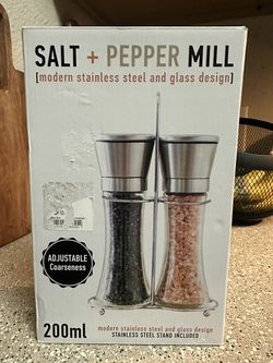Modern salt and pepper mill set -New