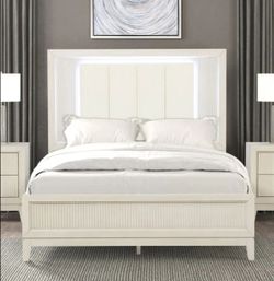 Furniture of America - Isadore Queen Bed Frame  in Antique White ( Bed Frame Only )