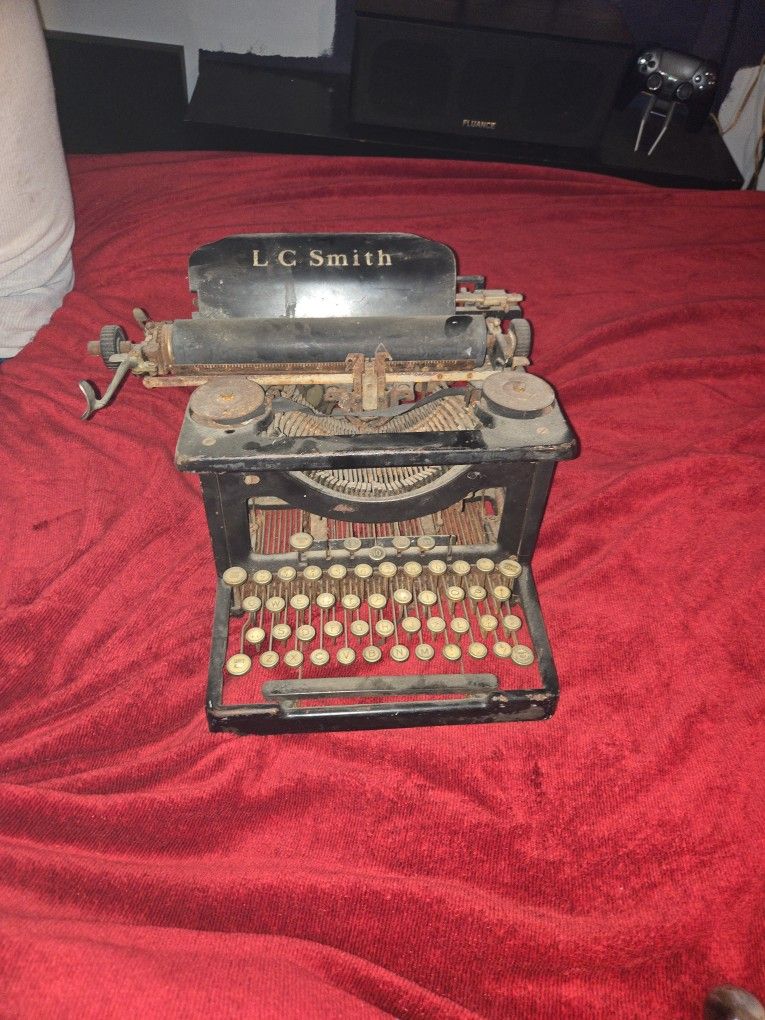 Very Old 1930's Typewriter