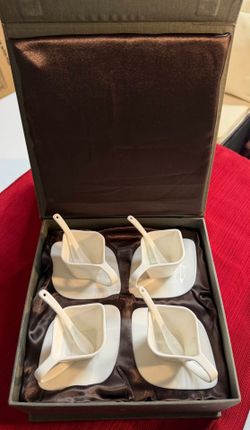 Four (4) Setting Clover Tea Set - Excellent Condition