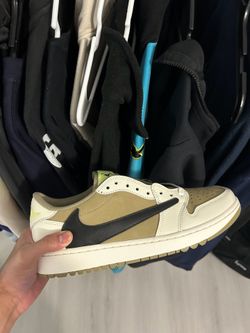 Travis Scott golfs