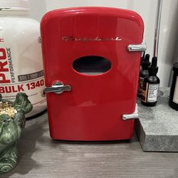VINTAGE MINI FRIDGE