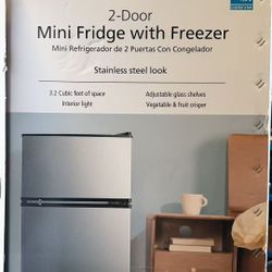 2-Door Mini Fridge with Freezer Mini Refrigerador de 2 Puertas Con Congelador