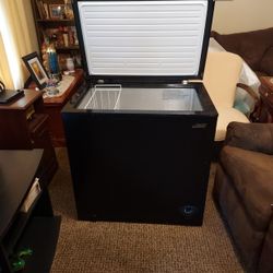 10 Cu. Ft. Artic King Chest Deep Freezer 1 Yr Old  Cost 465.00 Sell For Only 200$ Perfect Condition 