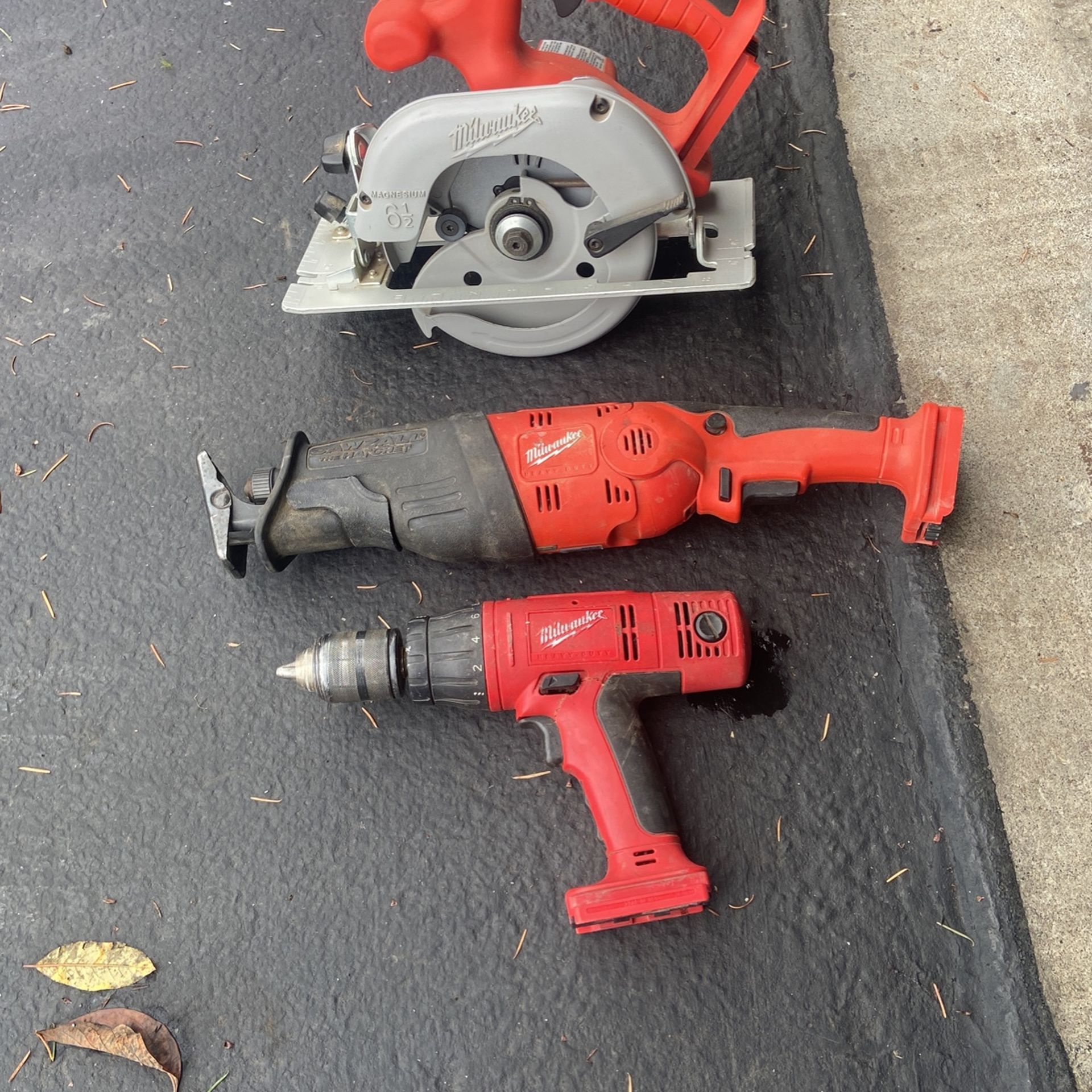 Hardly Used Milwaukee 6 1/2 Inch Magnesium Battery Operated Saw Heavy Duty, Milwaukee Battery operated sawzall heavy duty, Milwaukee drill