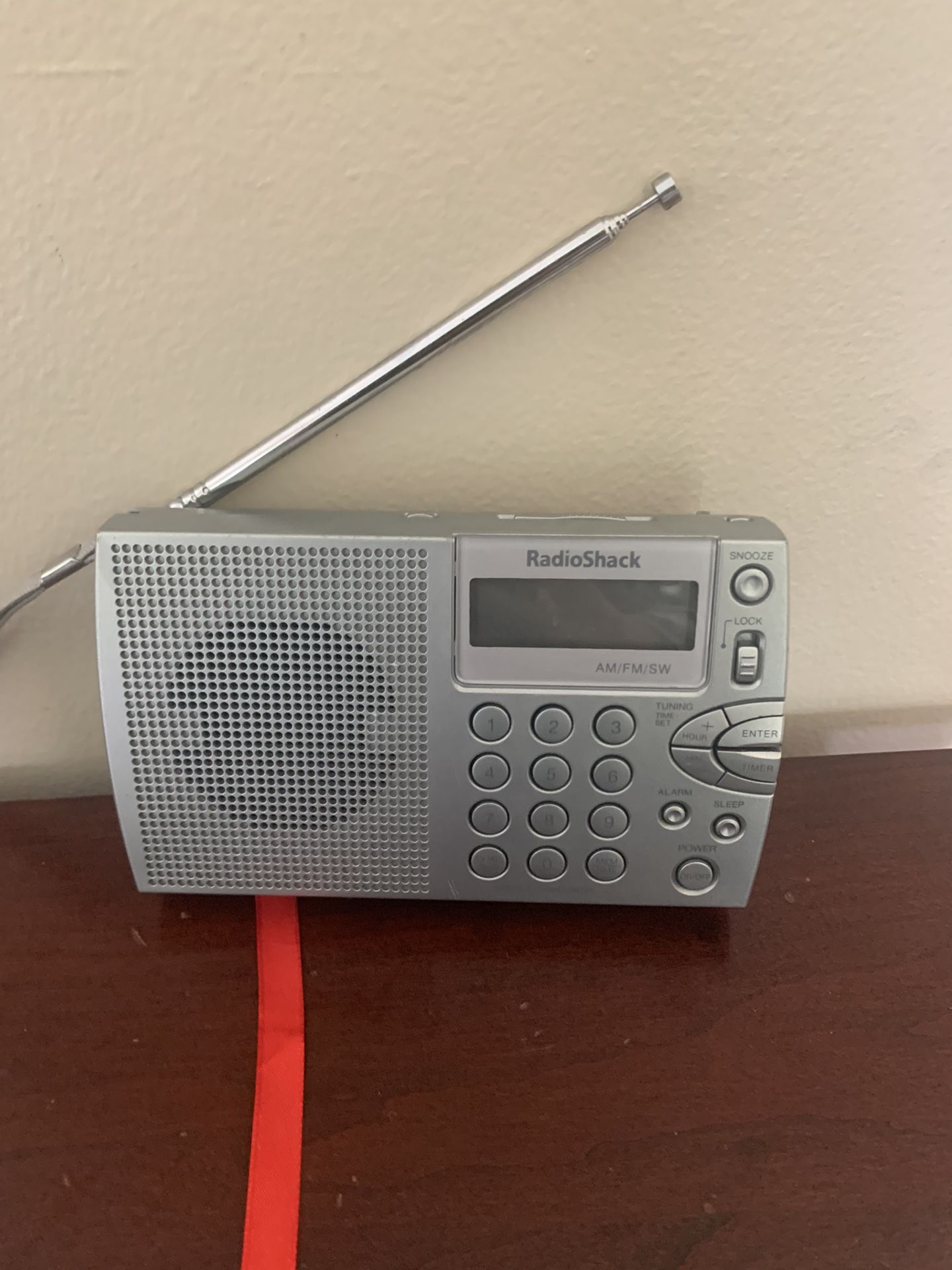Radio Shack 20-125 AM/FM/SW Shortwave Portable Travel Radio Cover Is Missing