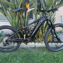 2023 Giant Reign E+ 2, Size Large mullet wheels, with X01 AXS kit upgrade.